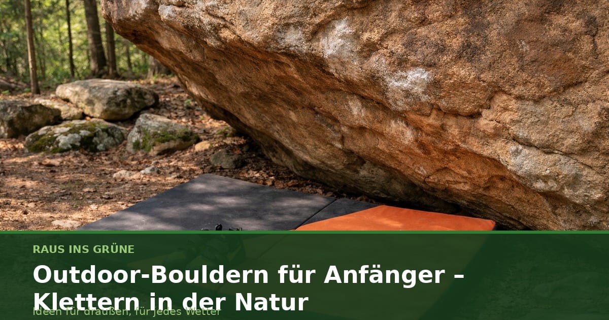 Crashpads liegen unter einem Felsüberhang im Wald.