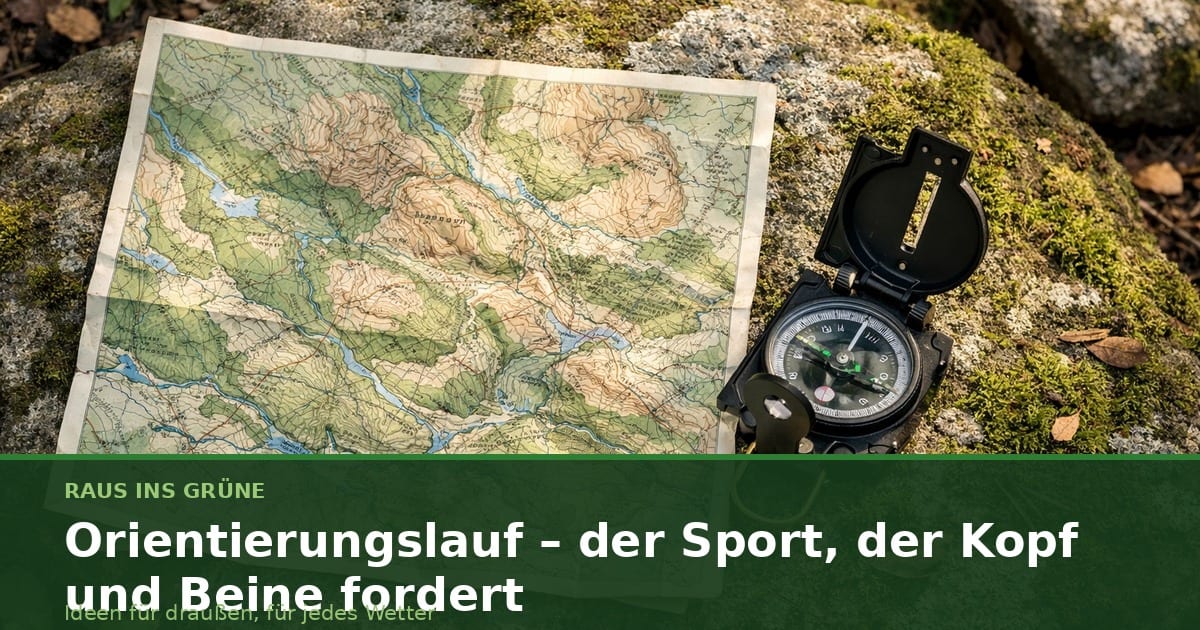 Topografische Karte und Kompass auf moosigem Stein im Wald, von oben