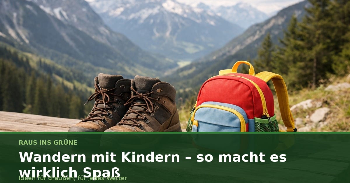 Wanderschuhe und kleiner Kinderrucksack auf einer Holzbank in den Bergen